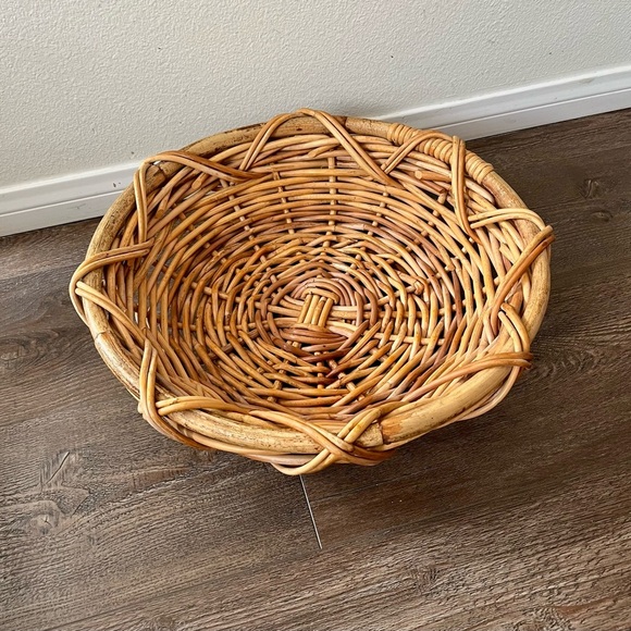 Other - Vintage handwoven round wicker basket